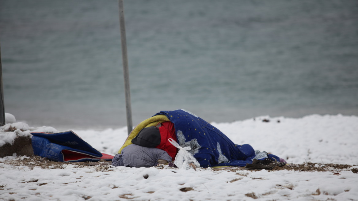 Άστεγος κοιμάται στη χιονισμένη παραλία του Παλαιού Φαλήρου